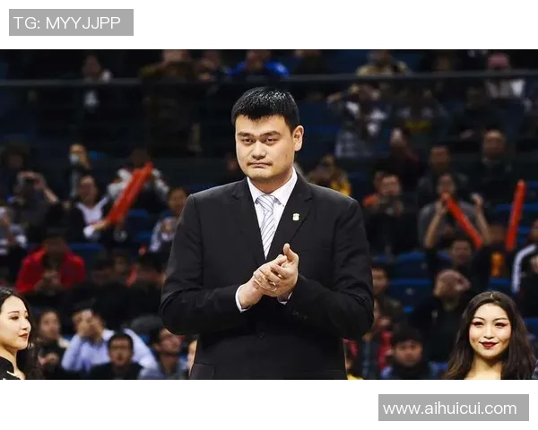 姚明在篮球场上的诗意人生与不屈精神的完美交融