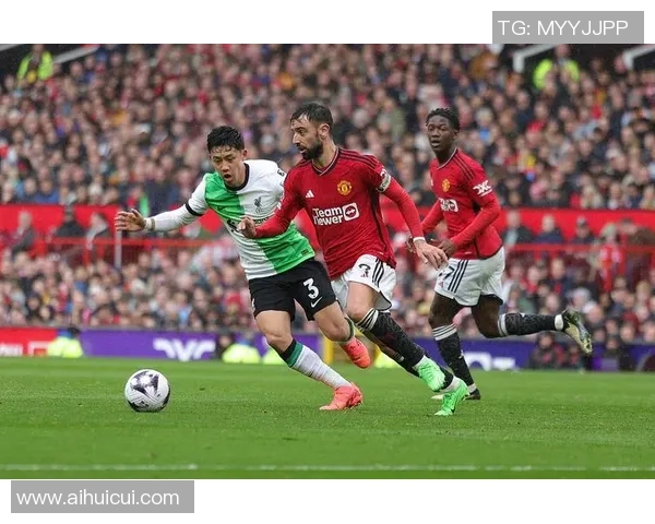 英超激战：那不勒斯以5-1大胜曼联红牌事件引发全场热议